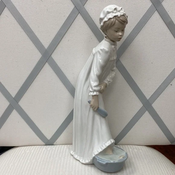 Nao Lladro 1977 Girl with Footbath - Picture 2 of 5